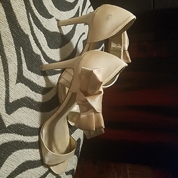 Satin cream heels with bow accents - Picture 4 of 5